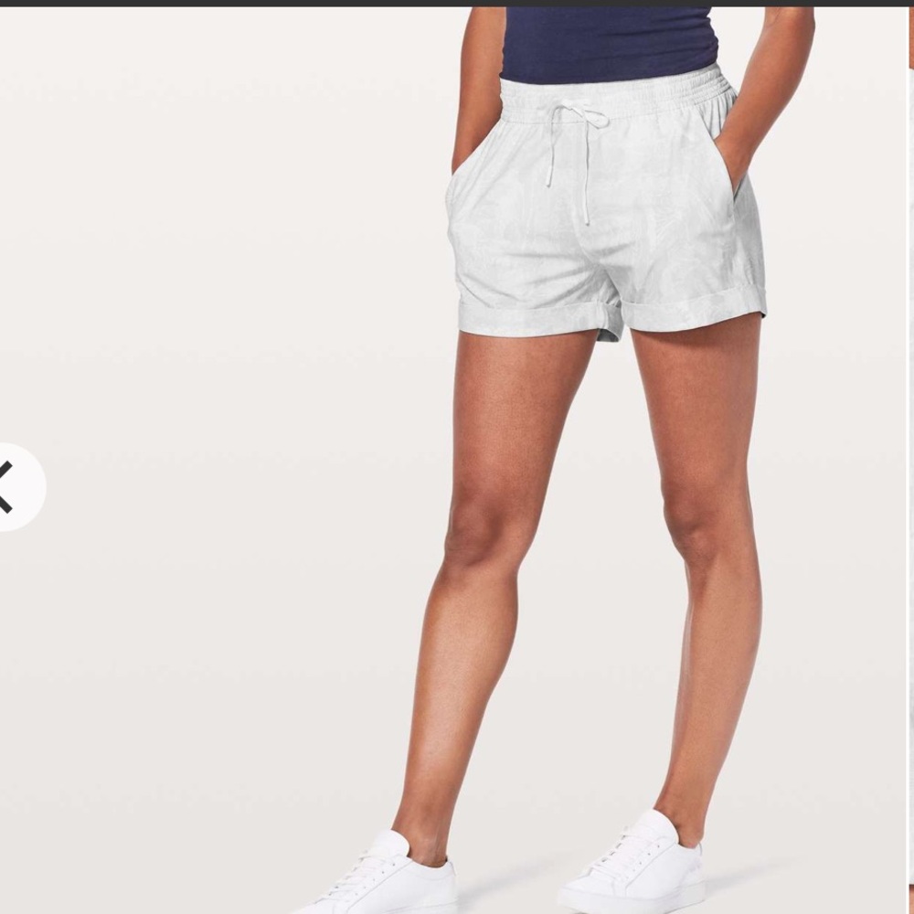 Lululemon Spring Break Away Shorts 2 White Gray 3”